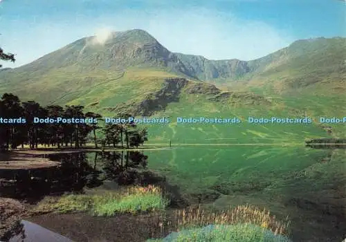 D227905 Buttermere mit hohem Felsen und hohem Stil mit Blick über den See zu hoch