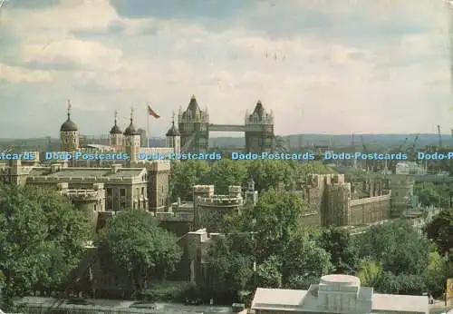 D260223 Tower of London Der Tower und die Tower Bridge vom Hafen von London Autho