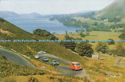 D267204 Royal Mail Bus erklimmt die sich schlängelnde Straße mit Blick auf das schöne Ullswater in t