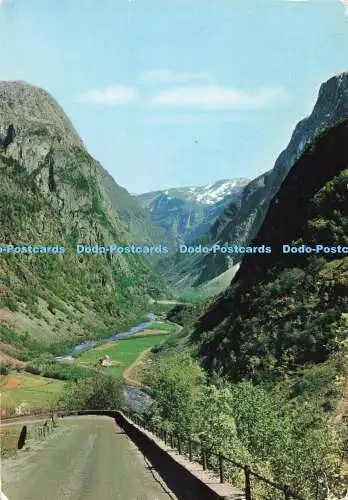 D264495 Norwegen Blick von Stalheimskleiven Haarnadel biegt Richtung Naeroydal Valle