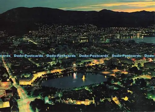 D264851 Norwegen Blick auf die Stadt mit See Lille Lungegardsvann bei Nacht Aune