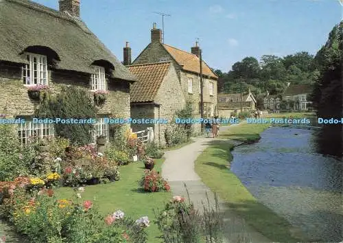 D265301 North Yorkshire Thornton le Dale Reetdachhaus und Beck Isle Richter P