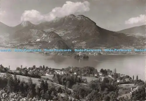 D265919 Lac d Annecy Talloires a l Ombre de la Montagne se Refletant dans le Lac