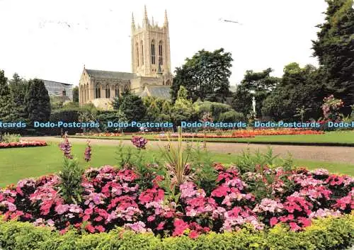 D270684 St Edmundsbury Cathedral Through the Abbey Gardens 2015