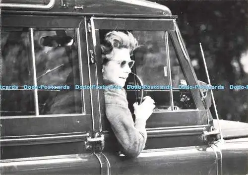 D268220 Ein Bild von Queen Elizabeth beim Fahren auf der Windsor Horse Show The Times Arc