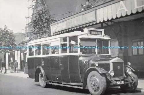 D268936 Ein Dennis Bus in Poolwiese