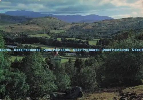 D275102 In Royal Deeside Ein Blick auf den Wald von Balmoral und die fernen Berge