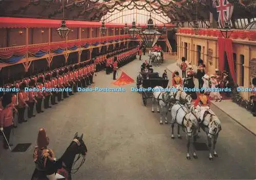 D276709 Queen Victoria verlässt das königliche Wartezimmer mit dem 2. Bataillon von
