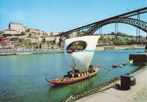 D285961 Porto Portugal Das Boot des Flusses Douro und Teilansicht der Stadt Lito der Kunst