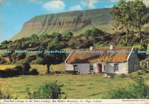 D284426 Ireland Co Sligo Ben Bulben Mountain Reetdachhaus in der Yeats Count