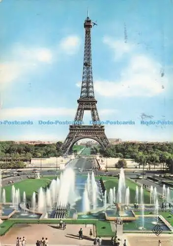 D286671 Paris La Tour Eiffel Jeux d Eau dans les Jardins du Palais de Chaillote
