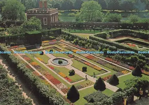 D278229 Middlesex Hampton Court Palace The Pond Garden and King William III Banq