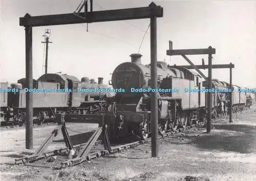 D285183 Eine Vielzahl von vier Latter Day L M S Designs auf der linken Seite ist ein Ivatt 2