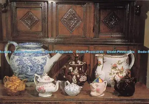 D283080 Rufford Old Hall Eine Sammlung von Teekannen Set vor einem Feinpress-Schrank