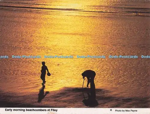 D280898 Beachcombers am frühen Morgen bei Filey Jennings Printers Max Payne