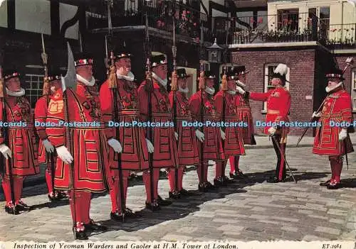 D288051 Tower of London. Inspektion von Yeoman Warders und Gaoler bei H. M. Valent