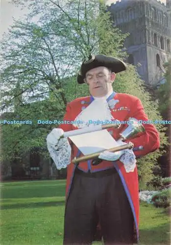 D288052 Tewkesbury. Tewkesbury Town Crier. Mr. Ted Preston auf dem Abbey Lawn. St