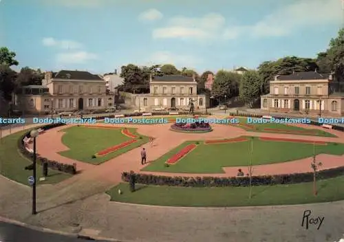 D289503 Nantes. Place Mellinet et ses Jardins. Chapeau. S.P.A.D.E.M