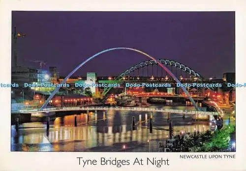 D296820 Newcastle Upon Tyne. Tyne Brücken bei Nacht. Michael Goonan. Szenisches Foto