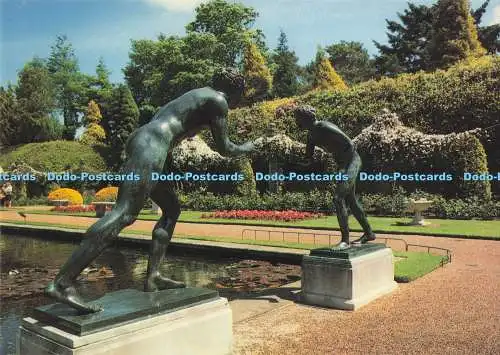 D290081 Compton Acres. Poole. Dorset. England. Der italienische Garten. Die Wrestler