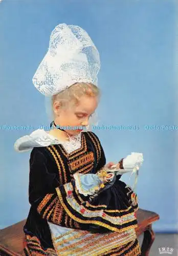 D290211 En Bretagne. Kostüm de Pont Aven Petite Fille a la Poupee. C. A. P. Mex