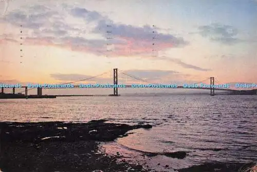 D291971 Die Forth Road Bridge bei Sonnenuntergang. J. Arthur Dixon. Inverness. Schottland