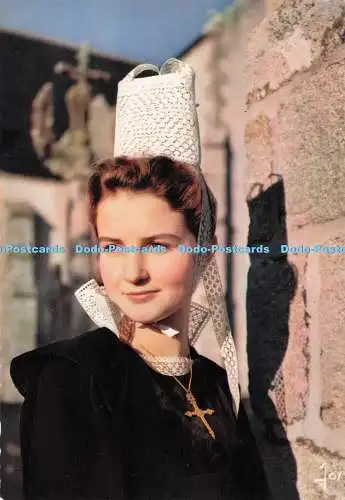 D290256 Jeune Fille en Costume du Pays Glazik. Jos. Iris
