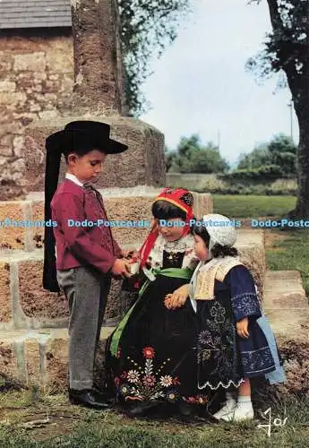 D290276 Enfants en Costume de Plougastel Daoulas. Jos. Iris