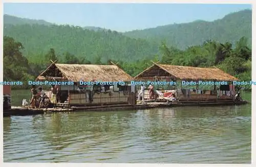 D290454 Thailand. Überdachtes Floß auf Bambus schwimmt die Strömung des winzigen Flusses nach unten