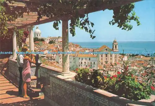 D290493 Lissabon. Portugal. Belvedere Sainte Luzia. Alfama. Comer