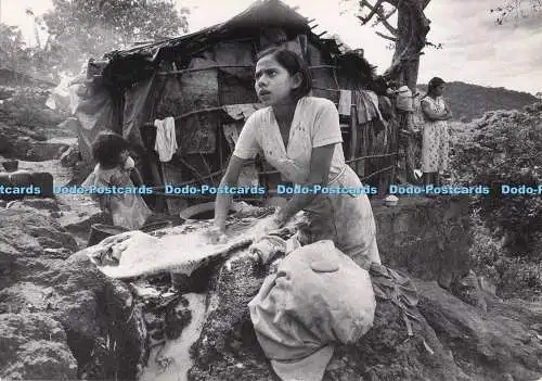 D297540 El Salvador. Berlin Camp. Bürgerkriegsopfer. Von Christian Aid. Expressi