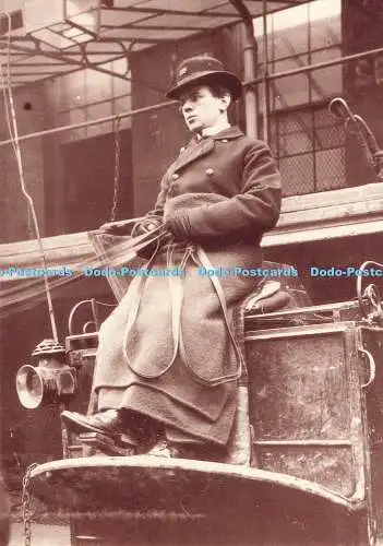 D294739 Postwagenfahrer. 1903 mit Filzhut im Bowler-Stil. Nationales Postmuseum