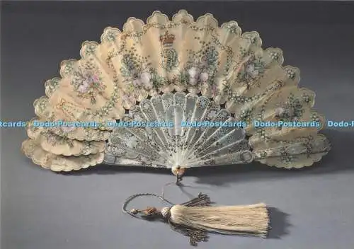 D292586 The Royal Collection. Queen Victoria Geburtstagsfan. H. M. Queen Elizabeth