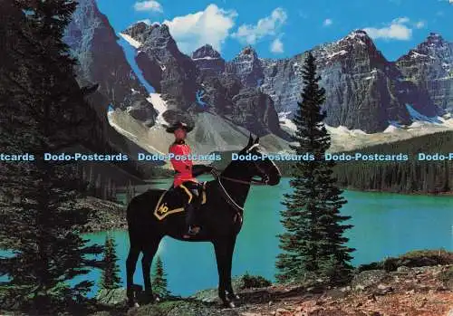 D297802 Ein Mitglied der berühmten Royal Canadian Mounted Police gegen einen Majes