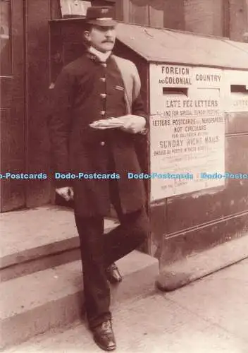 D295000 London Postman. Mit Good Conduct Streifen. Nationales Postmuseum. London