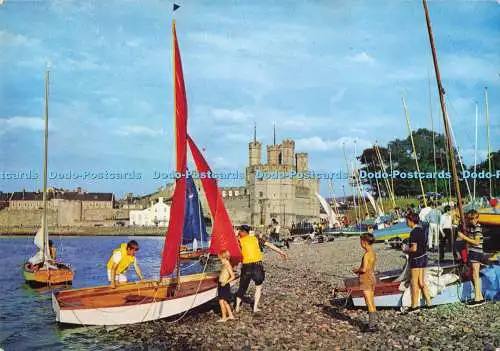 D295207 Yachting at Caernarvon. Das schöne Schloss am Fluss Seiont erbaut. J. Ar