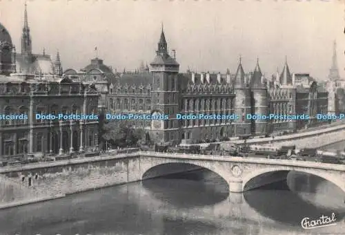 D293032 Paris. La Conciergerie et la Seine. Chantal