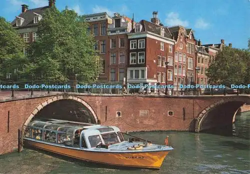 D298148 Amsterdam. Amsterdamse Gracht met Rondvaartboot. Schlitten fahren. Krüger
