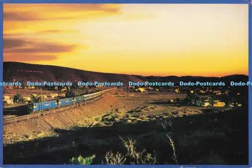 D295477 Der blaue Zug fährt durch die ruhige Karoo-Stadt Laingsburg