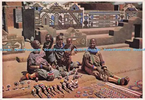 D298559 Ndebele. Frauen und Kinder im Dorf Nebele. Nördlich von Pretoria.