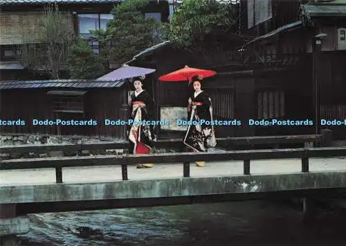 D293469 Japan. Maiko auf dem Weg ins Schwulenviertel von Kyoto. Die Symbole Japans