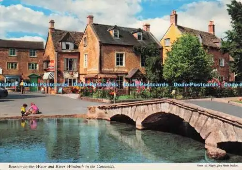 D298741 Bourton am Wasser und Fluss Windrush in den Cotswolds. John Hinde Ltd
