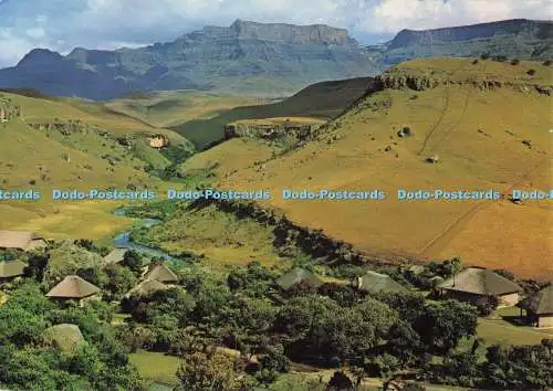 D296400 Südafrika. Giant Castle Game Reserve. Huttenlager im Natal Draken