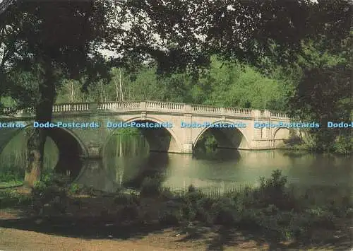 D295367 Nottinghamshire. Clumber Park. Die klassische Brücke über den Fluss Pou