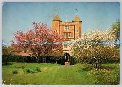 D303596 Kent Sissinghurst Castle Garden Orchard and Elizabethan Tower Mary Digby