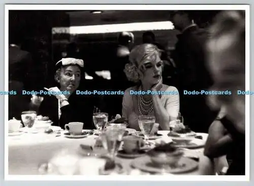 D301410 Lausanne Manfred Linus von Black Star Marilyn Monroe beim Mittagessen für Wo