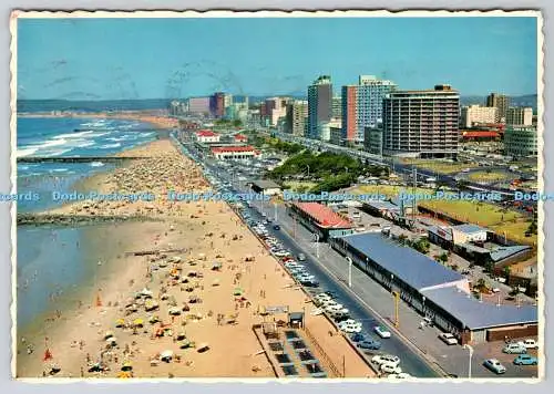 D301490 Sonnenschirme bringen Fröhlichkeit nach North Beach, einem von Durban, viele gute Brandungen