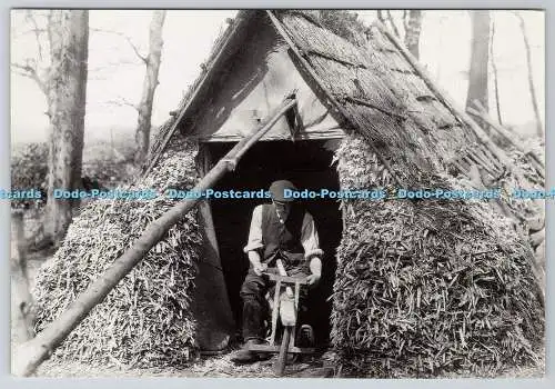 D310096 Stuhl Bodger Chilterns um 1930 Buckinghamshire County Library