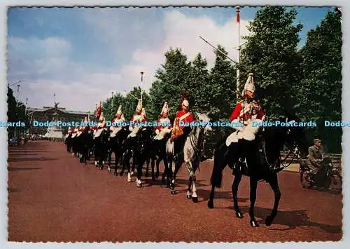 D310098 London Horse Guards in the Mall Buckingham Palace and the Victoria Memor