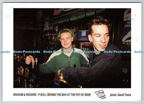 D301598 Graham und Richard P W E I hinter der Bar am Post of Beer David Trav